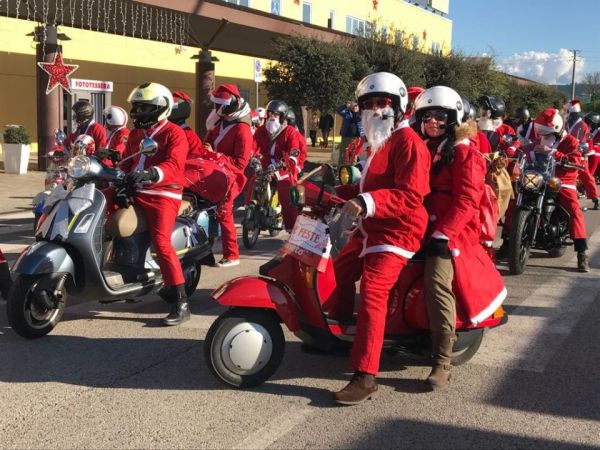 Babbo Natale arriva in Vespa a Aurelia Antica Shopping Center