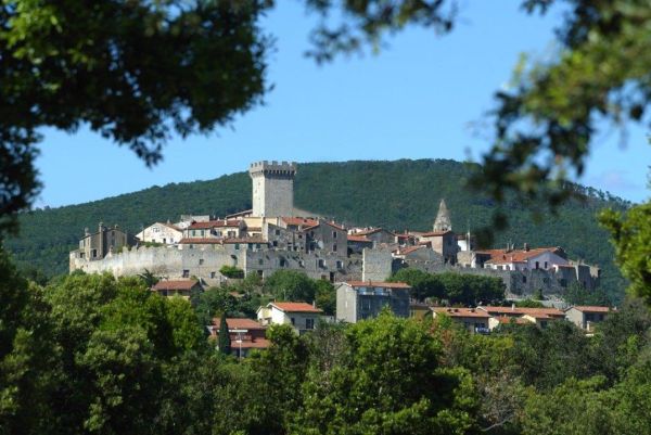 Capalbio: il manifesto d'archivio che rivela l'impegno per l'autonomia comunale
