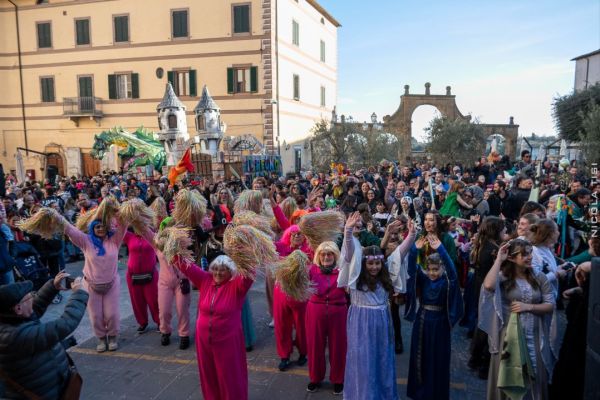 Carnevale di Pitigliano 2026: domenica 8 febbraio la prossima sfilata dei carri