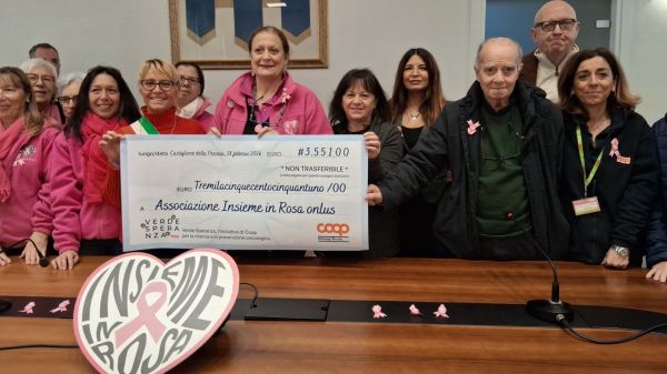 Da Unicoop Etruria una donazione all’Associazione “Insieme in rosa”