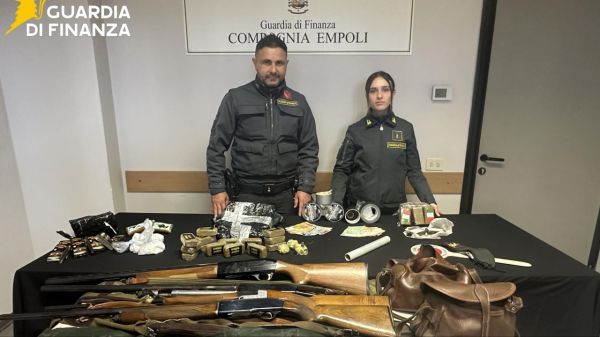 Guardia di Finanza arresta due spacciatori a Empoli: sequestrati 3,5 kg di droga e armi