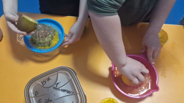 Bambini in laboratorio di caramelle: unione di scuola e artigianato a Castiglione della Pescaia