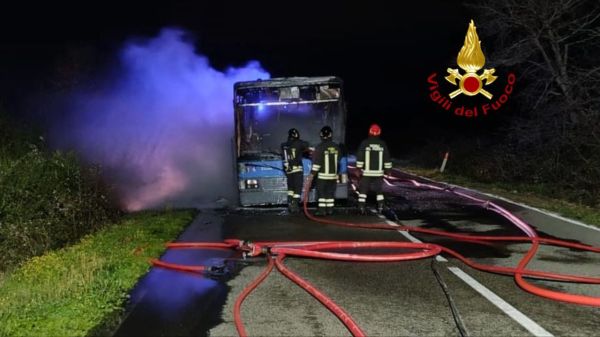 Pullman in fiamme sulla Provinciale delle Collacchie: nessun ferito