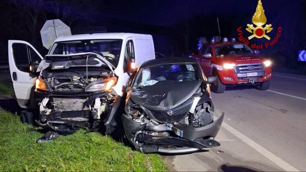 Incidente sulla vecchia Aurelia, due feriti nello scontro tra auto e furgone