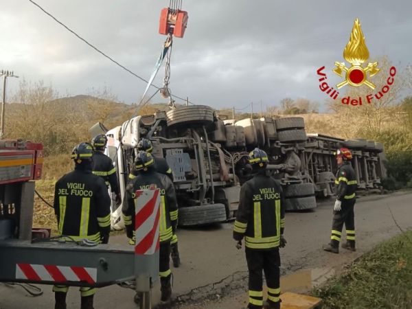 Autoarticolato carico di cippato si ribalta: intervento dei Vigili del Fuoco a Follonica