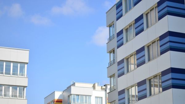 Giovani e docenti senza casa: l’Italia ai vertici OCSE per under 30 che vivono con i genitori