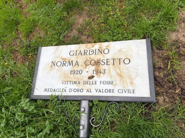 Firenze, divelta e oltraggiata nuovamente la targa a Norma Cossetto. “Sono stati i soliti topi di fogna che agiscono di notte.”