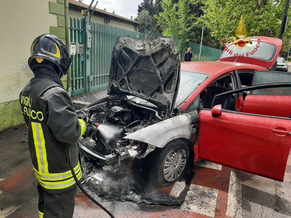 Auto a Gpl prende fuoco, pronto l'intervento dei Pompieri