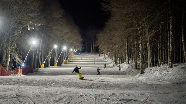 Sci sotto le stelle: il Monte Amiata accende la magia della notte, sempre in sicurezza