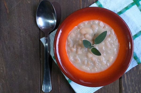 "In cucina con Giulia": minestra di fagioli cannellini con corallini di farro