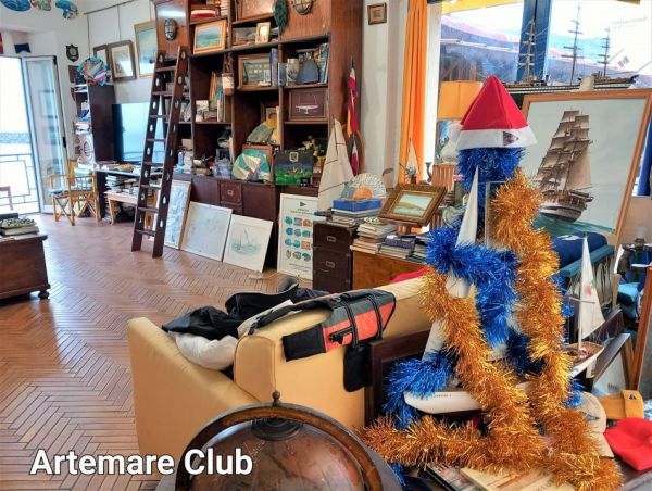 Ad Artemare Club l' albero di Natale con un panfilo storico