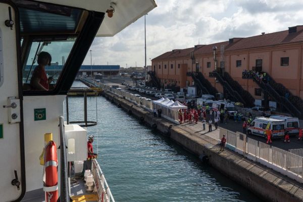  Sbarcati a Livorno i 47 naufraghi soccorsi dalla Life Support di Emergency