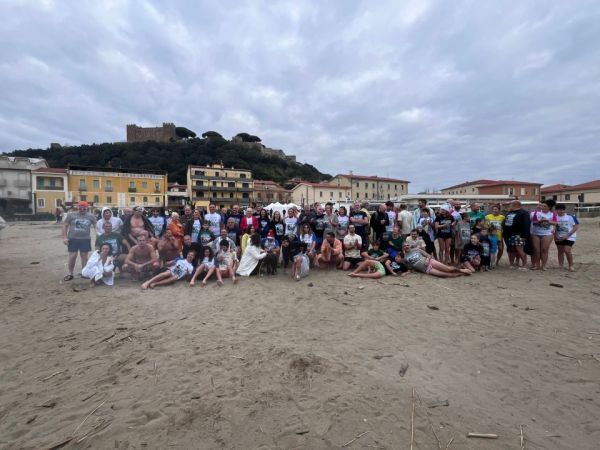 Castiglione della Pescaia dà il benvenuto al 2025 con il primo bagno dell’anno