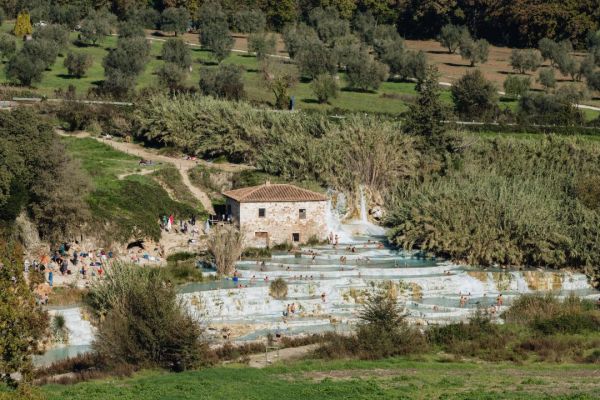 L'area di sosta provvisoria alle Cascate del Mulino resterà chiusa per due mesi 