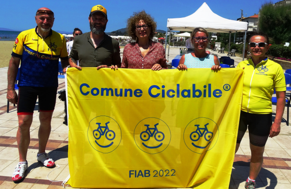 La FIAB arriva in bici e consegna la bandiera della mobilità sostenibile