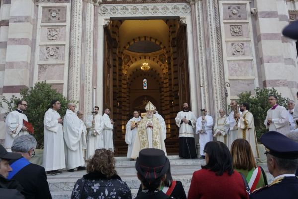 Una fiumana di persone all'apertura del Giubileo in diocesi