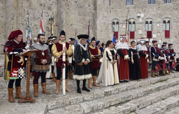 Massa Marittima festeggia il suo patrono San Cerbone tra abiti d'epoca e sbandieratori