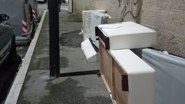 Rifiuti sui marciapiedi, allarme diritti umani a Grosseto