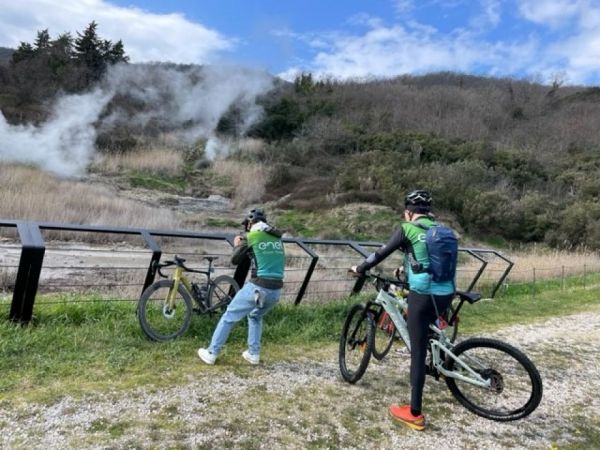 Geotermia: il “Giro del fuoco”, un viaggio in bici lungo la rotta del vapore