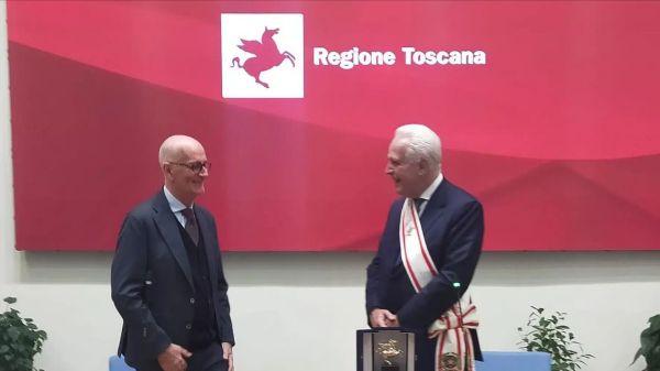 Giani consegna il Pegaso d’Oro a Franco Gabrielli