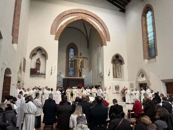 Una fiumana di persone all'apertura del Giubileo in diocesi