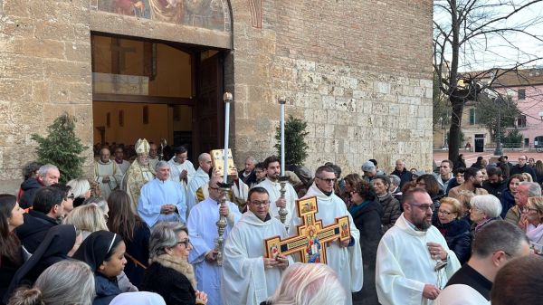 Una fiumana di persone all'apertura del Giubileo in diocesi