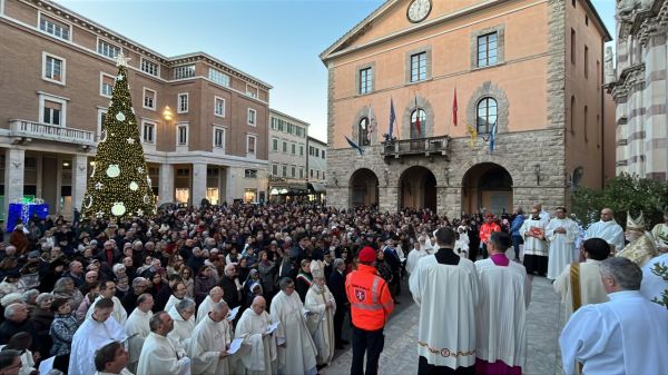 Una fiumana di persone all'apertura del Giubileo in diocesi