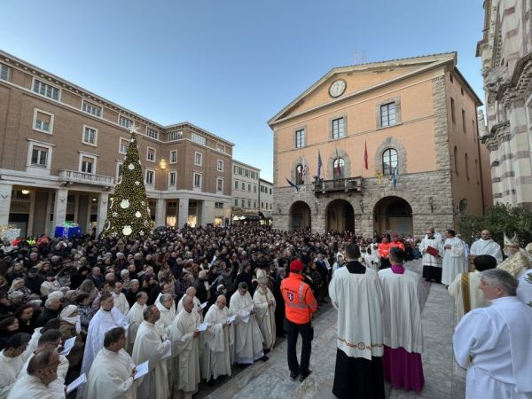 Una fiumana di persone all'apertura del Giubileo in diocesi