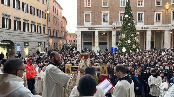 Una fiumana di persone all'apertura del Giubileo in diocesi