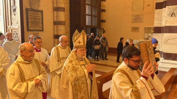 Una fiumana di persone all'apertura del Giubileo in diocesi