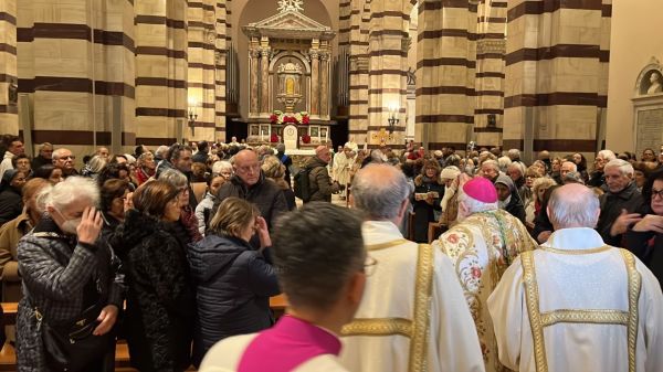 Una fiumana di persone all'apertura del Giubileo in diocesi