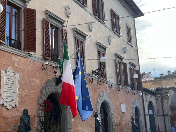 A Orbetello bandiere a mezz’asta in segno di lutto per la strage sul lavoro di Calenzano