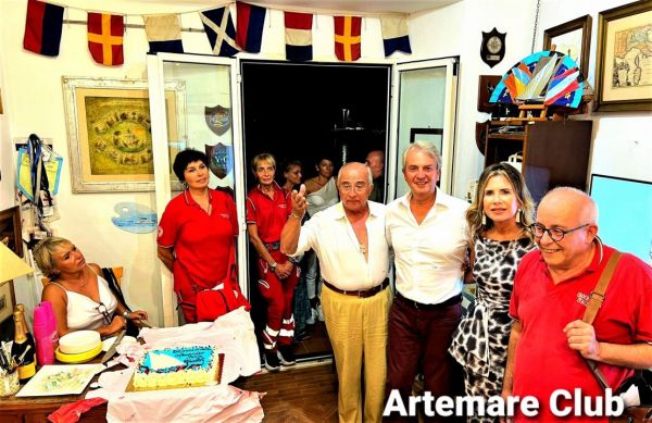 Alla gentildonna Maria Laura Garofalo la giacca da yachtswoman di Artemare Club