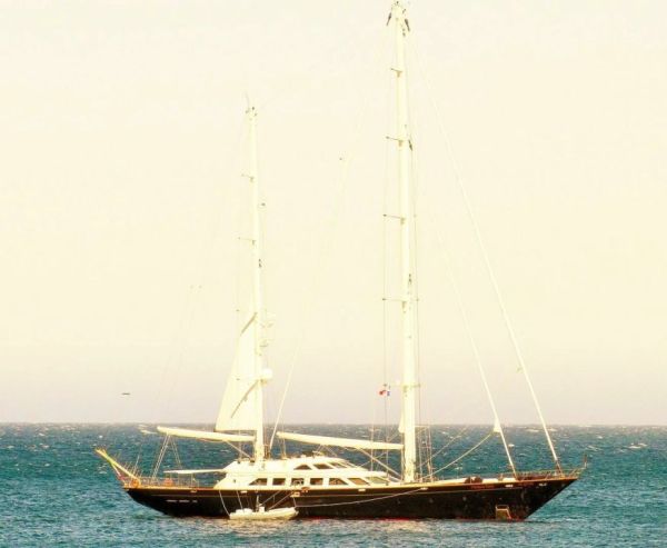 Morning Glory il mega yacht a vela che fu di Berlusconi davanti Artemare Club