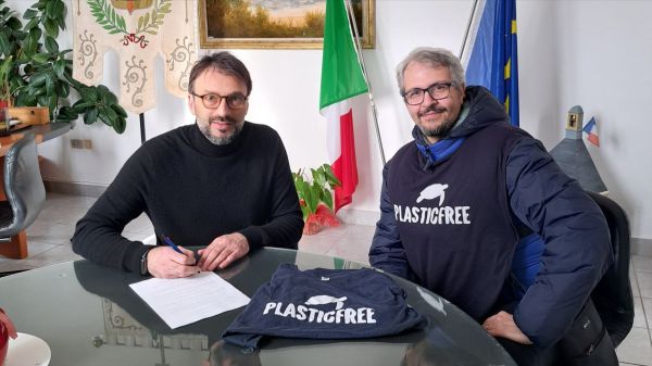 Il Comune di Roccastrada sottoscrive un impegno per diventare “Comune Plastic Free”
