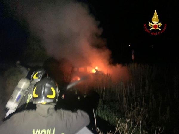 Incidente stradale, poco prima della mezzanotte. Vettura esce di strada e si incendia. Nessun ferito