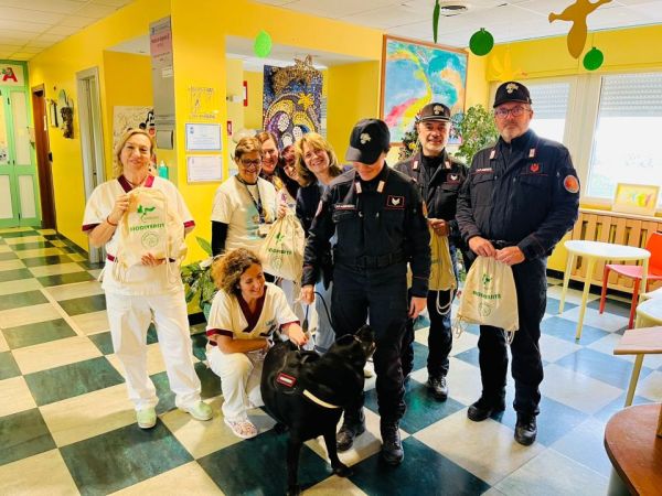 Doni e gadget dai Carabinieri per la Biodiversità di Follonica ai bambini della Pediatria