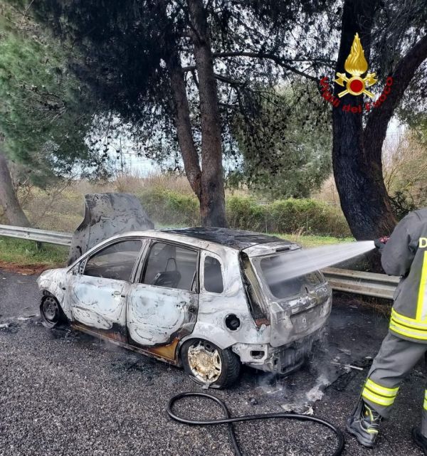 Incendio autovettura sulla SS1 corsia sud, a Braccagni. Intervengono i pompieri