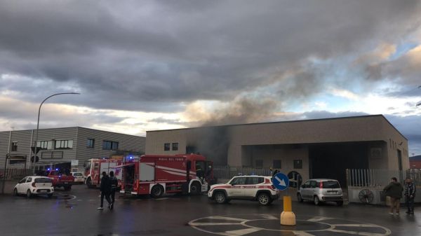 Incendio in un capannone nella zona industriale Follonica, sul posto intervenuti i Vigili del fuoco