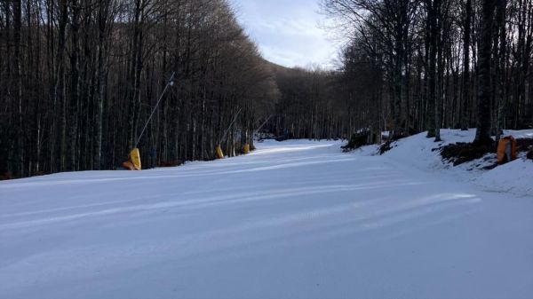 Neve resistente sull’Amiata: impianti aperti grazie all’innevamento artificiale