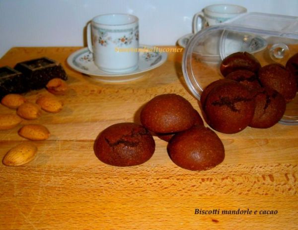 "In cucina con Giulia": biscotti mandorle e cacao