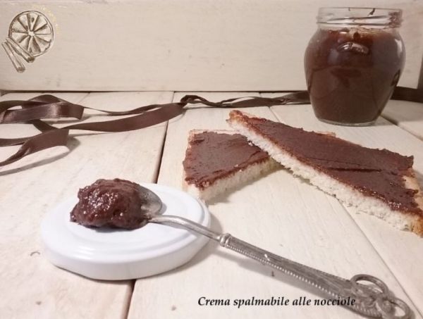 "In cucina con Giulia": crema spalmabile alle nocciole