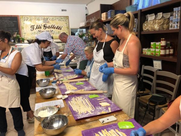Argentario da gustare: successo per la cooking class “Mani in Pasta” con i crocieristi della Silver Ray