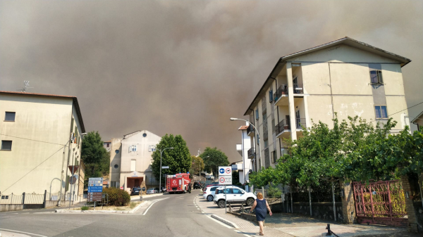 Incendio boschivo a Cinigiano, impegnati tre elicotteri regionali