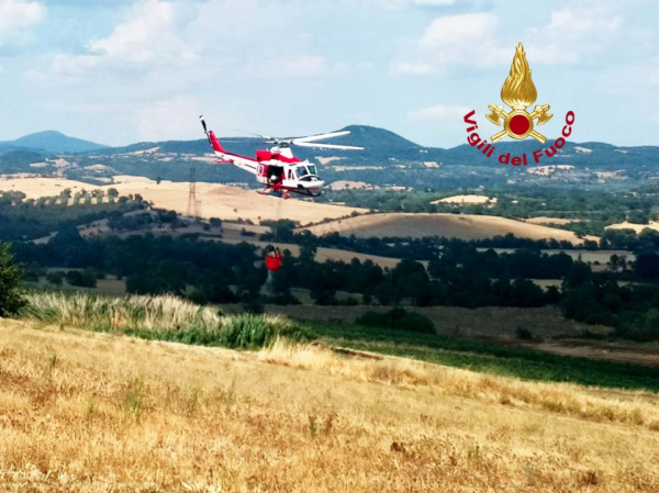 Incendio boschivo a Stribugliano,  due elicotteri e 6 squadre a lavoro