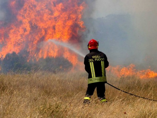 Venti roghi in un giorno in Toscana. Incendio a Massarosa non ancora domato