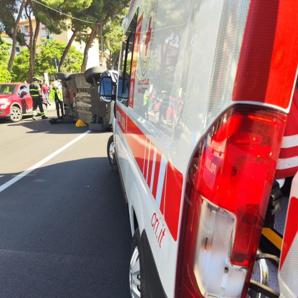 Incidente stradale in pieno centro cittadino. Auto con anziana alla guida urta macchine in sosta