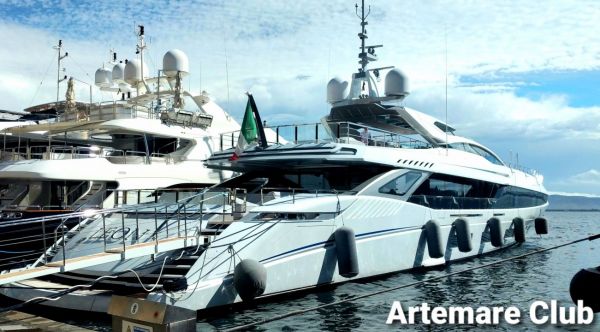 l superyacht "El Leon" fa bella mostra di se a Porto Santo Stefano