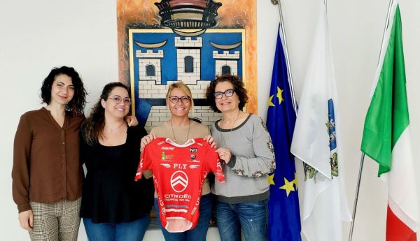 Il nome di Castiglione della Pescaia sulle strade del Giro d'Italia come partner di Fly Cycling Team