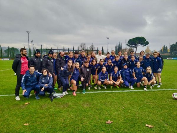 La nazionale di calcio femminile accoglie a Coverciano i ragazzi della Plus